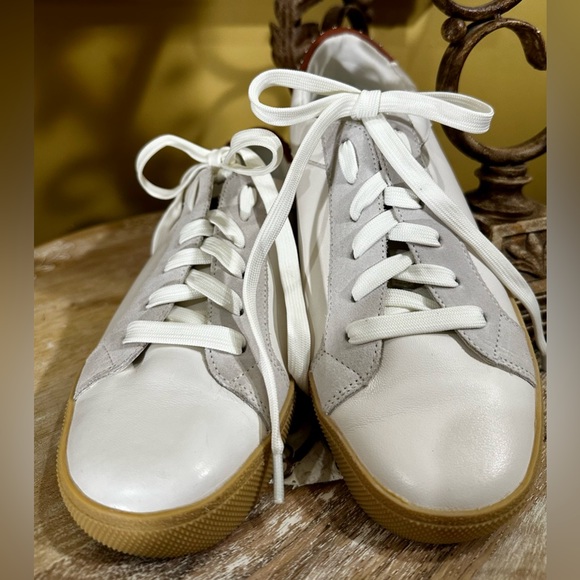 EUC Vince Camuto “Milzy” White Leather Sneakers w/Suede and Brown Accents Sz 7.5 - Picture 1 of 10